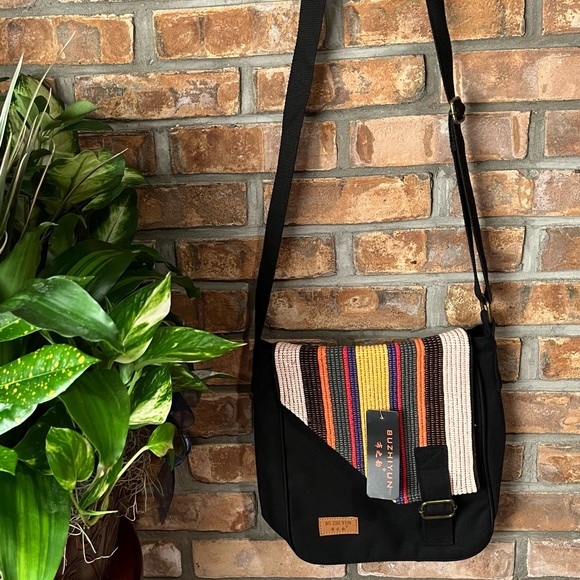 BNWT BU ZHI YUN TOTE STYLE BAG WITH MAGNETIC SNAP AND FOUR POCKETS. - Picture 2 of 8